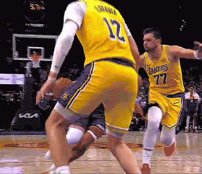 太阳绝杀湖人湖人vs太阳上场最后一攻被东契奇甩锅，这场最后一攻防一膝盖顶翻东契