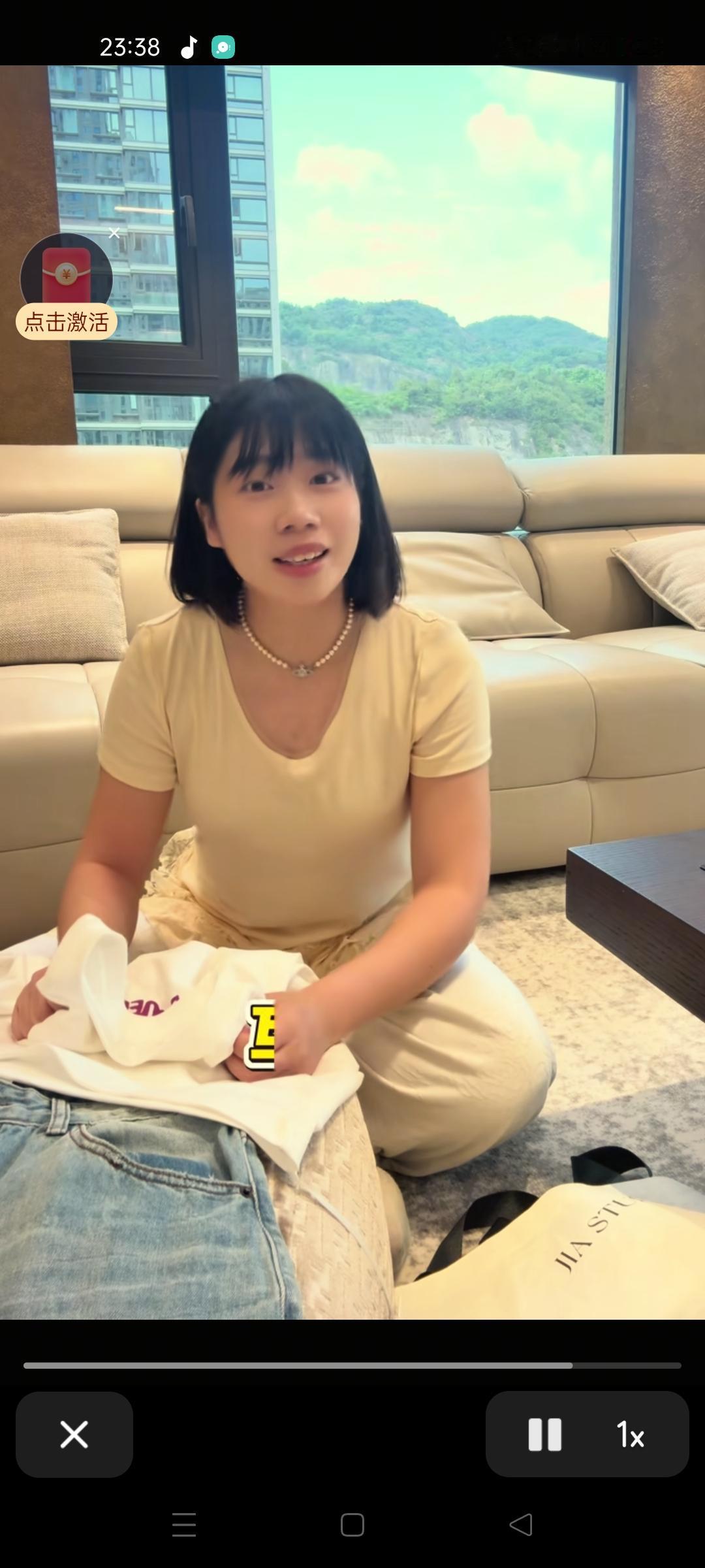 厉怀远和妻子离婚马上就要开庭了，厉怀远的小妹三水在浙江给二哥购置了衣服，并准