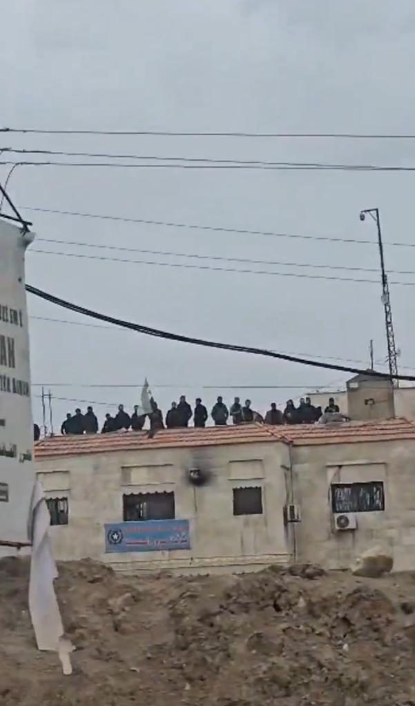 一支叙利亚民主力量/人民保护部队（SDF/YPG）的车队在哈塞克市游行，经过新部