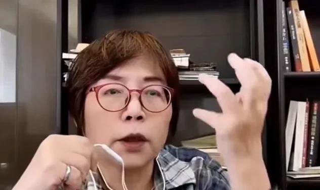 黄智贤、智贤姐，大事不妙啊！馆长在直播间说要公开挑战你，他把话挑明了，说你“左批