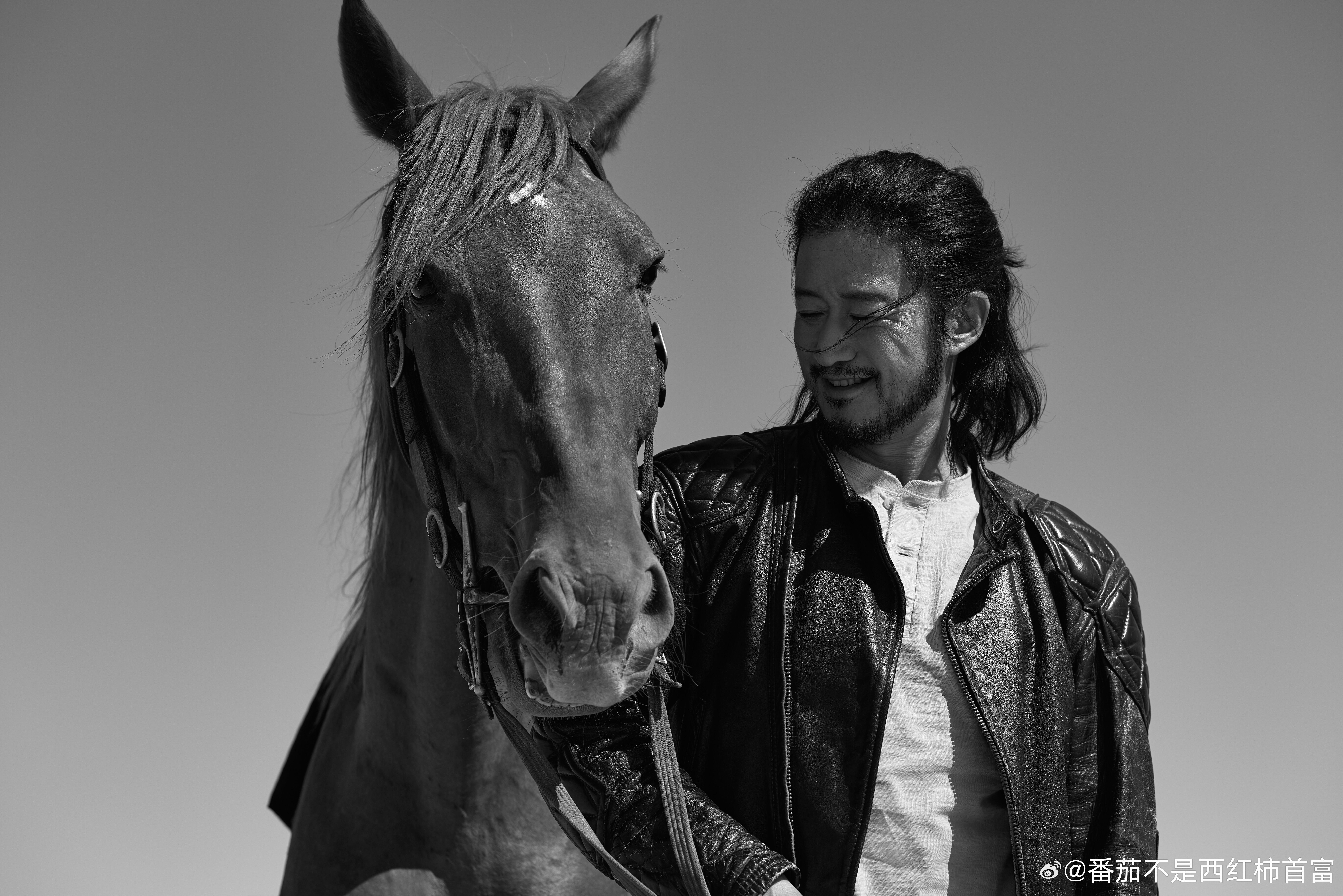 吴京换风格从来没见到京哥这种造型，又潮又时尚！感觉吴师傅很适合这个发型和这个风