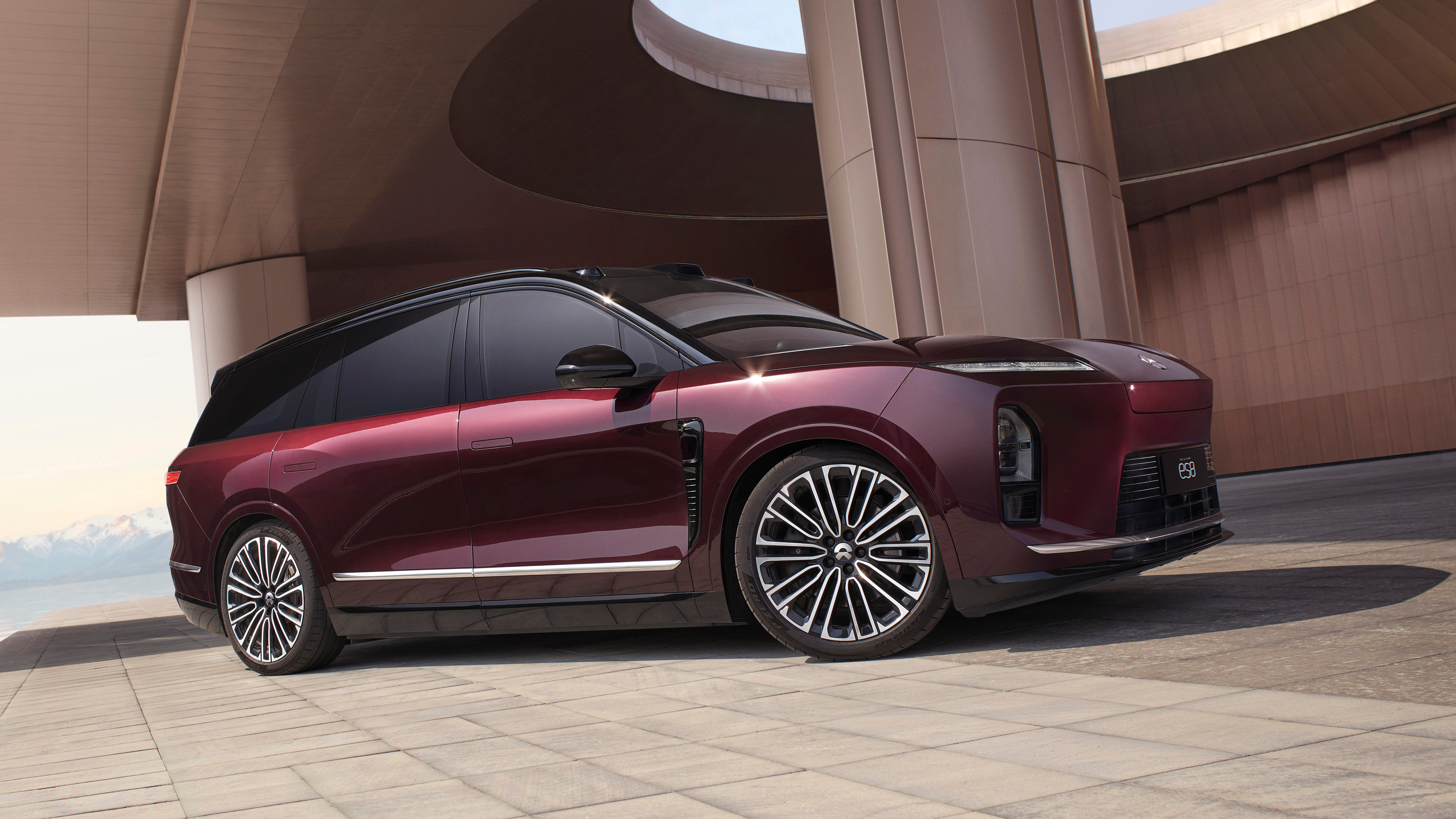 蔚来ES8新上了一款：星云红之前EC7上的星云红就非常喜欢，尤其是阳光下非常耐看