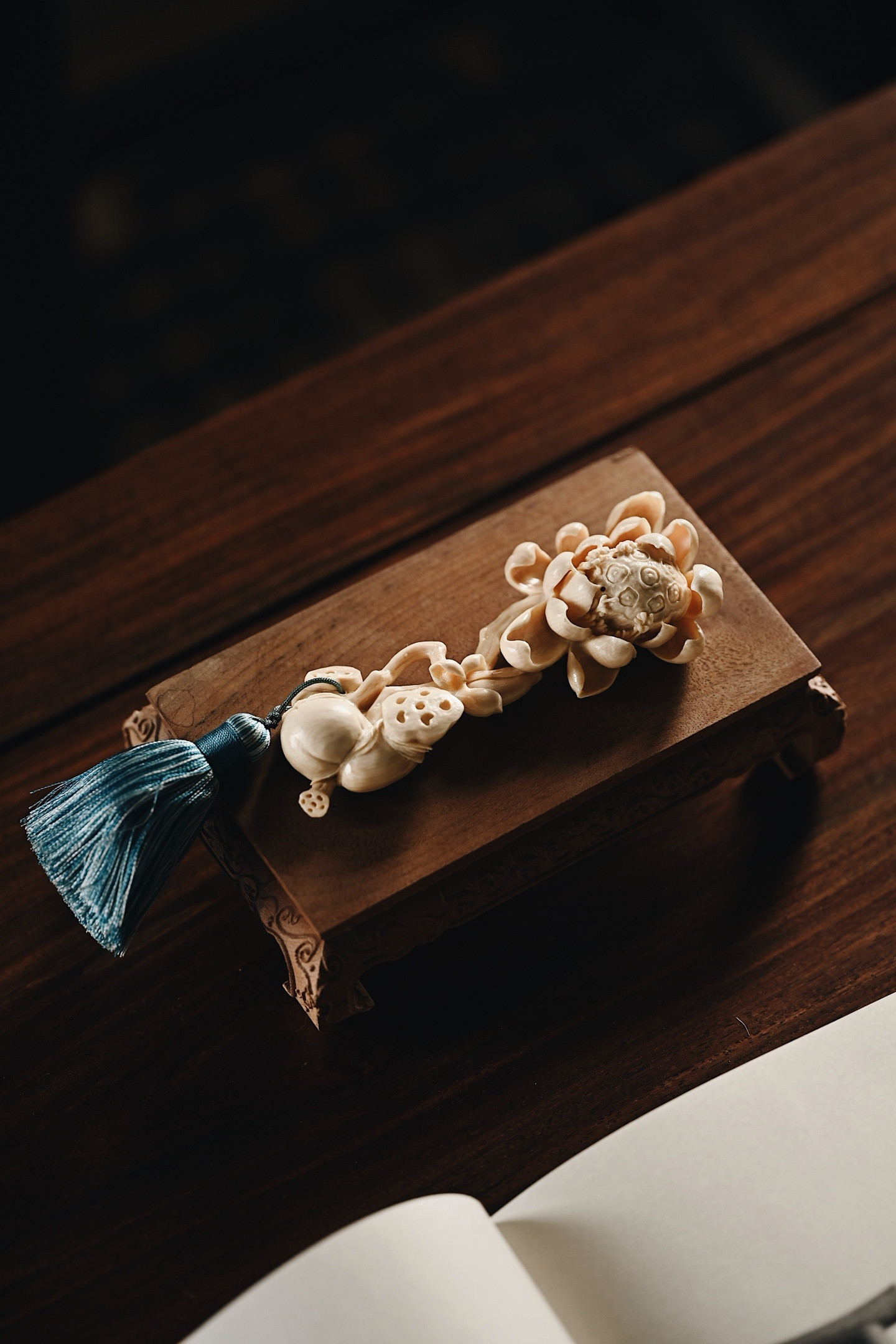 猛犸|莲花小如意料质莹润，精心雕刻，莲花娇艳欲滴，轻盈曼妙，婉转柔美，雕琢