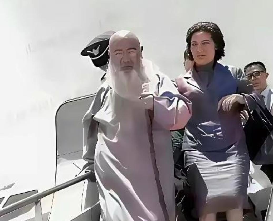 1949年12月，解放军快进成都时，张大千靠国民党高官张群，拿到最后三张飞台北的