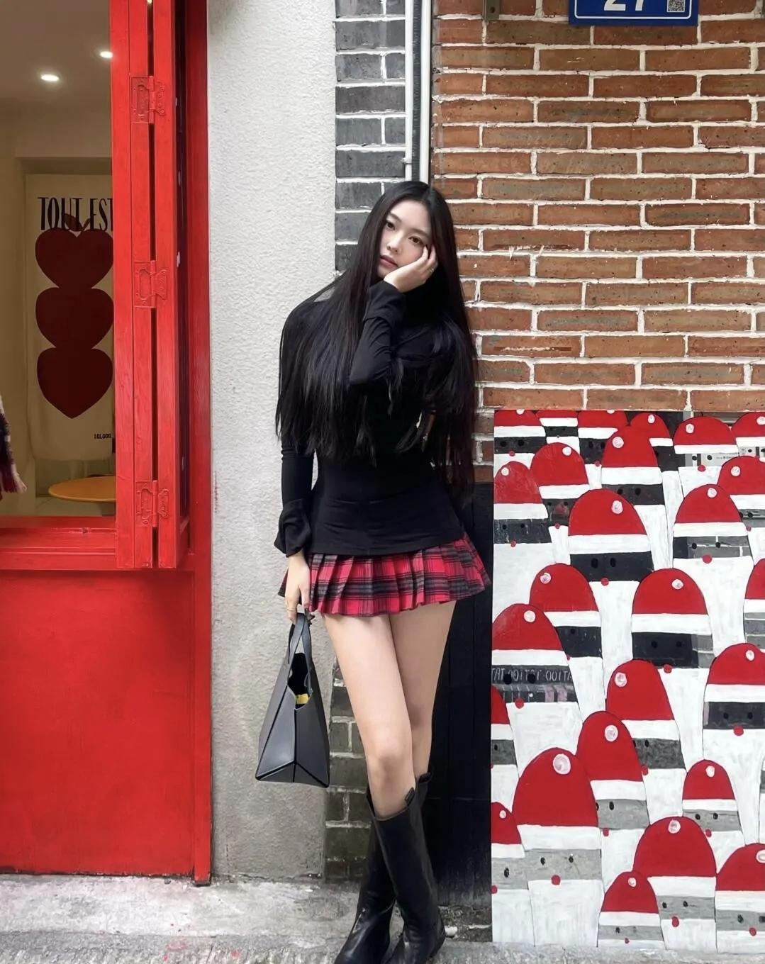 红砖墙、圣诞元素与黑长直的碰撞，是属于冬日的街头氛围感