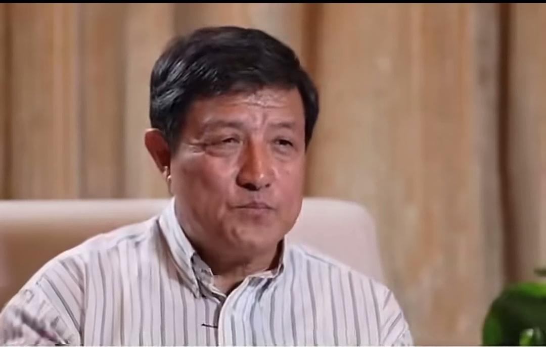 毛远志把孩子们与毛主席的合影，锁在柜子里，怕孩子们拿出去炫耀。毛主席的后人都