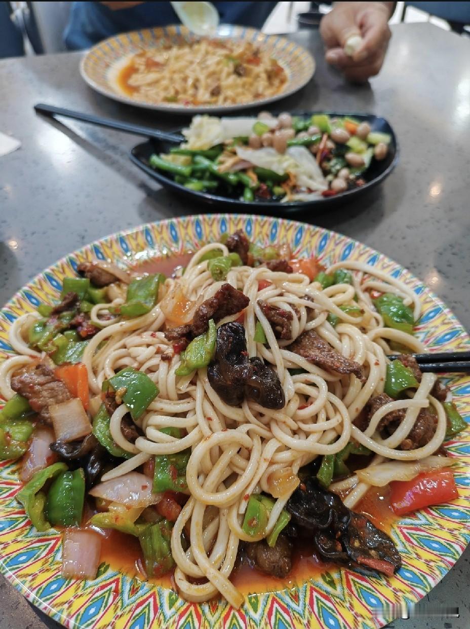 西安25块钱的新疆过油肉拌面吃过了你才知道值不值。昨天中午和戏友又