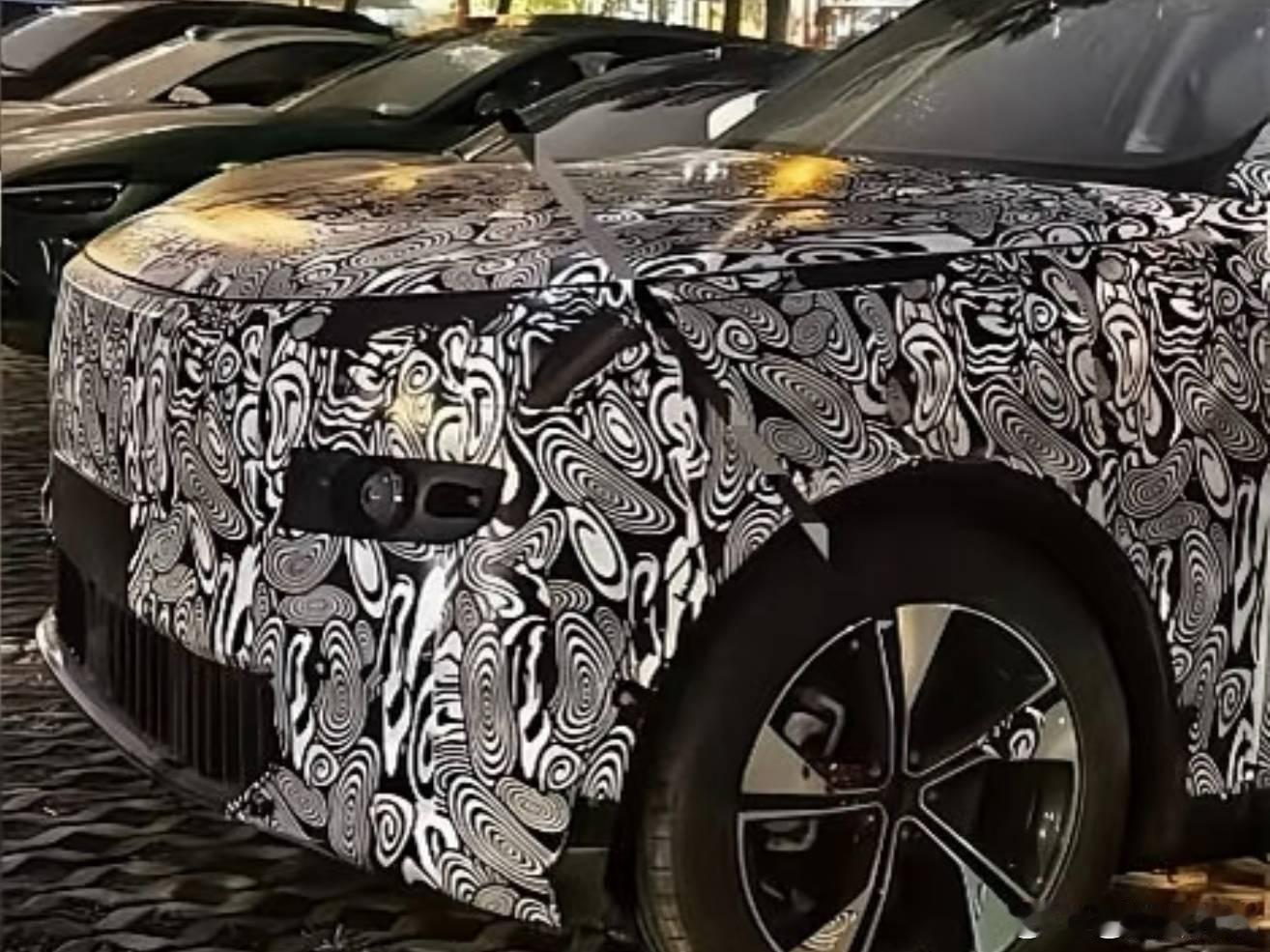 可能是领克800的伪装照片，图片来自，简单来说大概可以看作是小了一圈的领克90