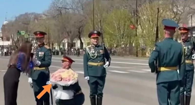 莫斯科一士兵手捧鲜花跪地向女友求婚成功，并为其戴上戒指。