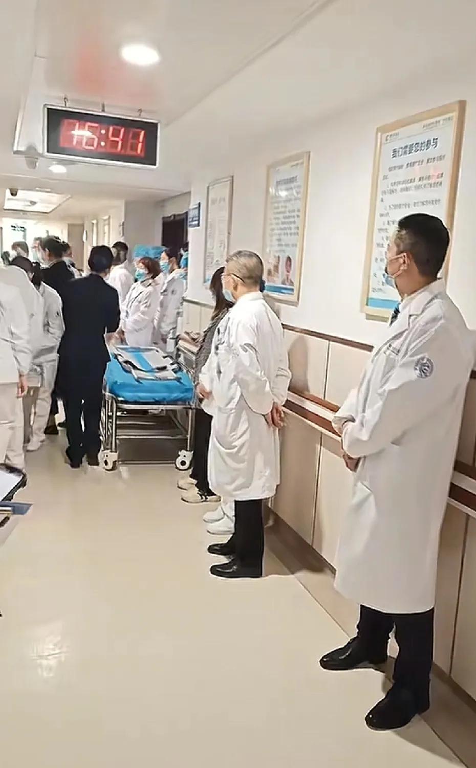 降薪裁员的风不仅吹向公立医院，也吹向私立医院，要不降薪，要不走。看到很多共事多年