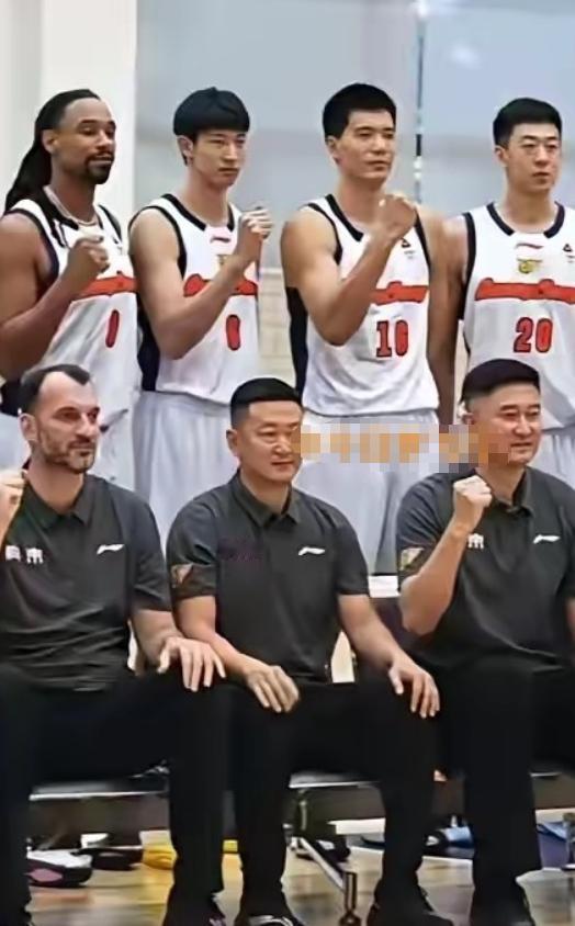 广东队下一任主教练会是谁？昨天杜锋当选广东省篮协会长，不少人猜测他要辞掉广东队