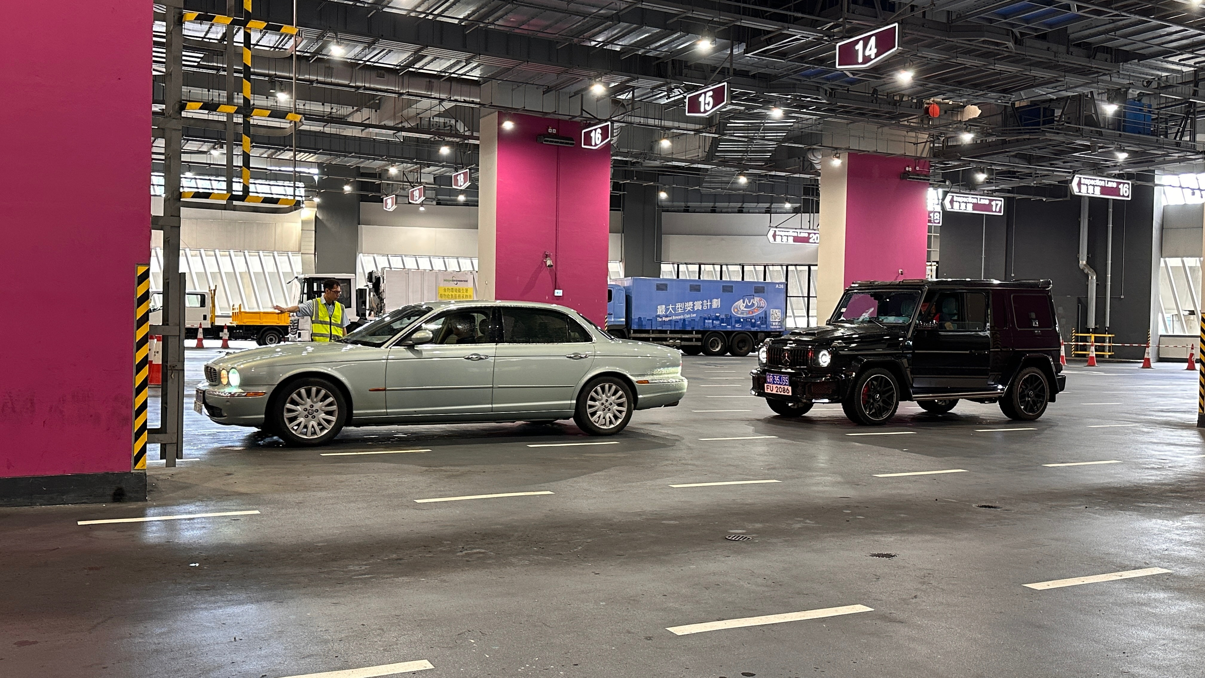 香港的政府巨大的验车中心，除了过自动线，还必须人工检测底盘等。商用车辆及货车每