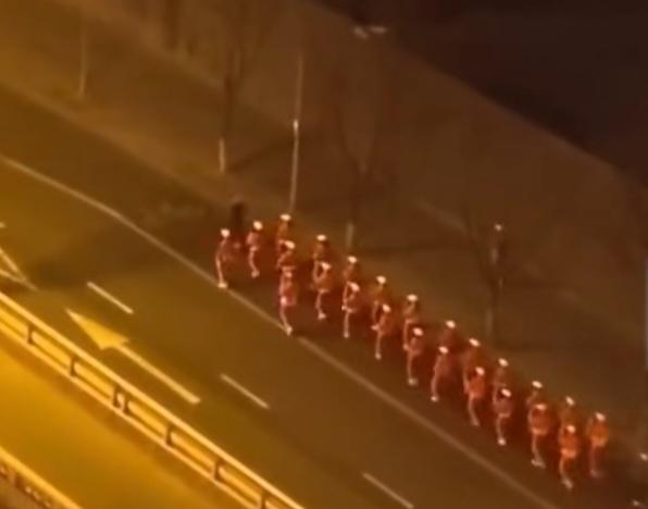 全国各地所谓所“暴走团”因扰民、占道一直被人诟病，屡被投诉官方也没个解决方案。在