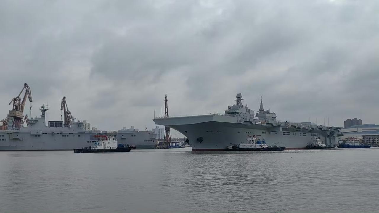 076型两栖攻击舰“四川”舰驶出船坞，随后075型两栖攻击舰