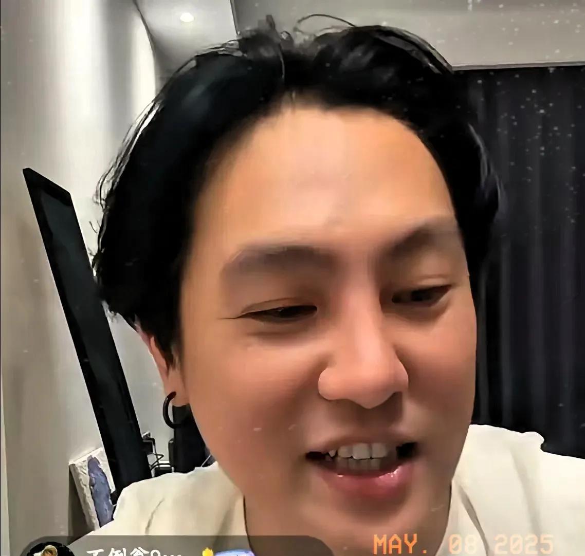 大家好，刚刚结束一场直播，帮小梅澄清她妈妈背景的争议。网上说小梅妈妈只是个卖早餐
