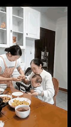 教科书式讲道理。婆婆从嘴里抿饭喂孙子，儿媳眼疾手快，把饭拦在儿子嘴边。婆婆脸色