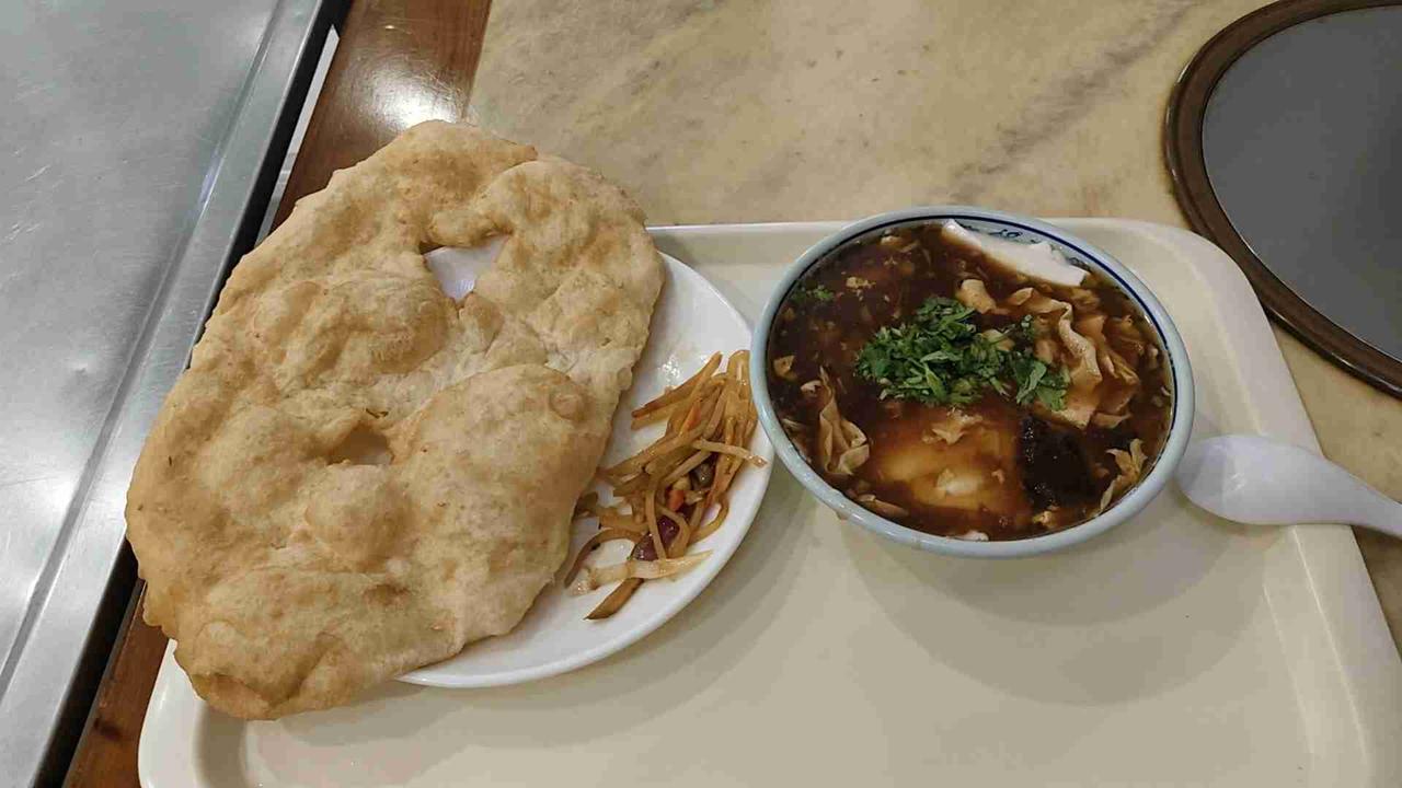 晒晒今天早晨的早餐:白油饼2元，豆腐脑4元，北京的白油饼每次都送点小咸菜。豆腐脑