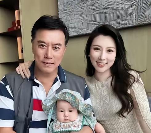 陈大愚出生于1989年，是陈佩斯的独生子，他25岁结婚，本来陈大愚不想那么早生小