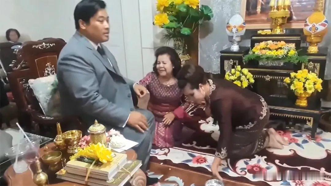 提帮功二哥很自信，提帮功很憨厚，他们都像父亲那样穿着西装，这对兄弟大概都没见过面