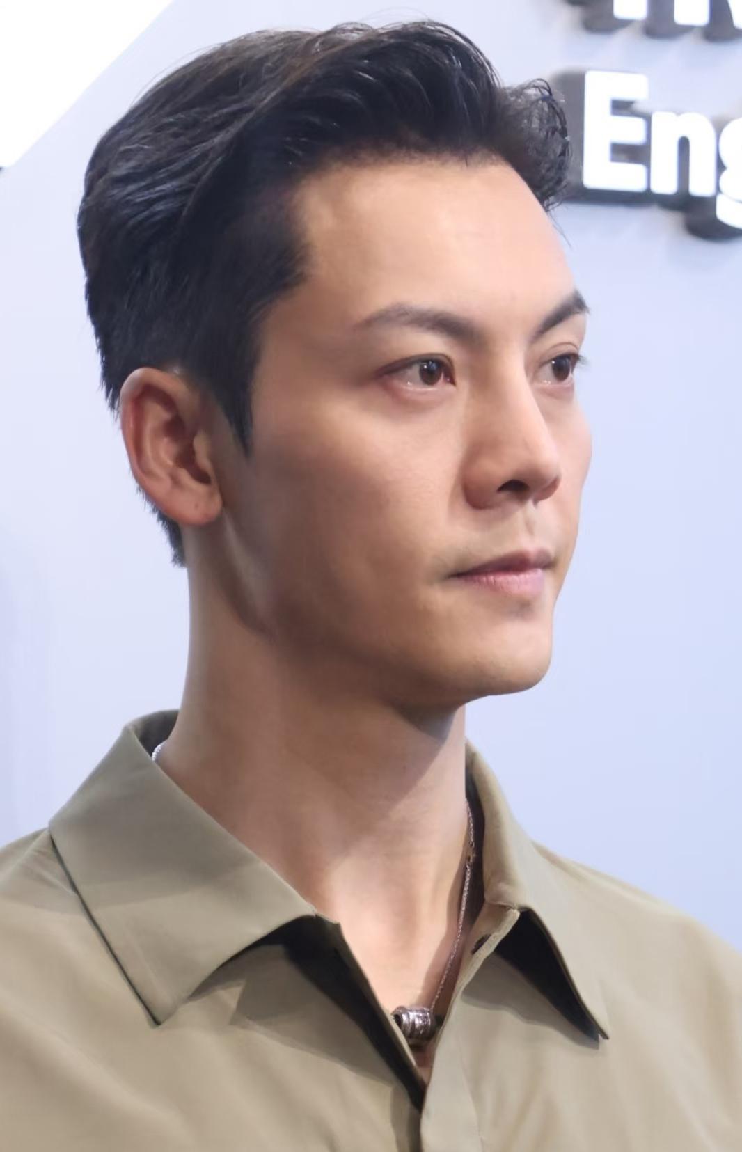 我给奶奶看了陈伟霆的照片她沉默了很久突然说了一句话，这个男的是不是特别招