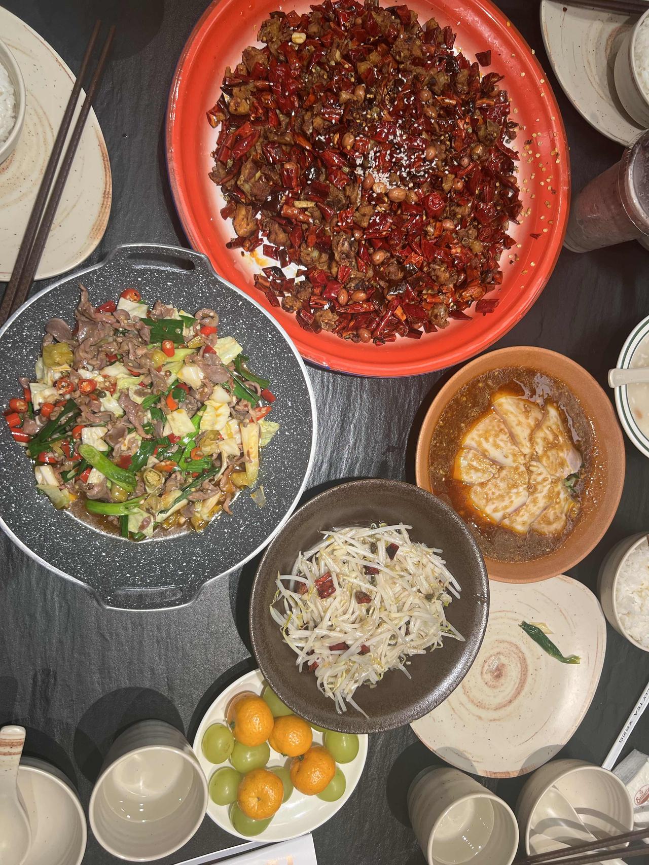 真不知道店家怎么赚钱这一大盘子辣子鸡、一盘六七片蒜泥白肉、一盆泡椒鸡胗和一碗酸