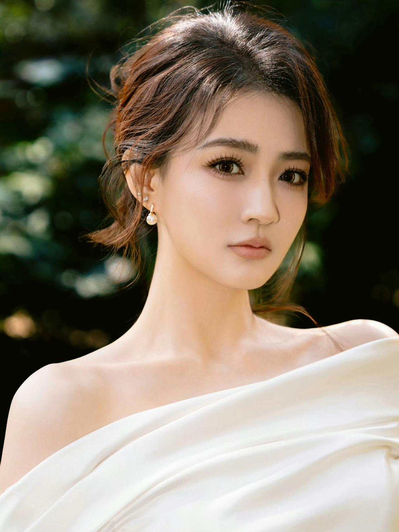 什么年龄段的女人最有女人味?优雅白裙，自然妆容，清新自然美徐璐！！！