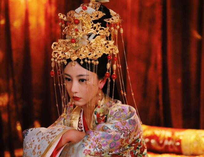明成祖朱棣选妃，黄氏入宫途中生下孩子，众人不知所措。朱棣大怒，让礼部去查清楚真相，黄氏究竟怀了谁的孩