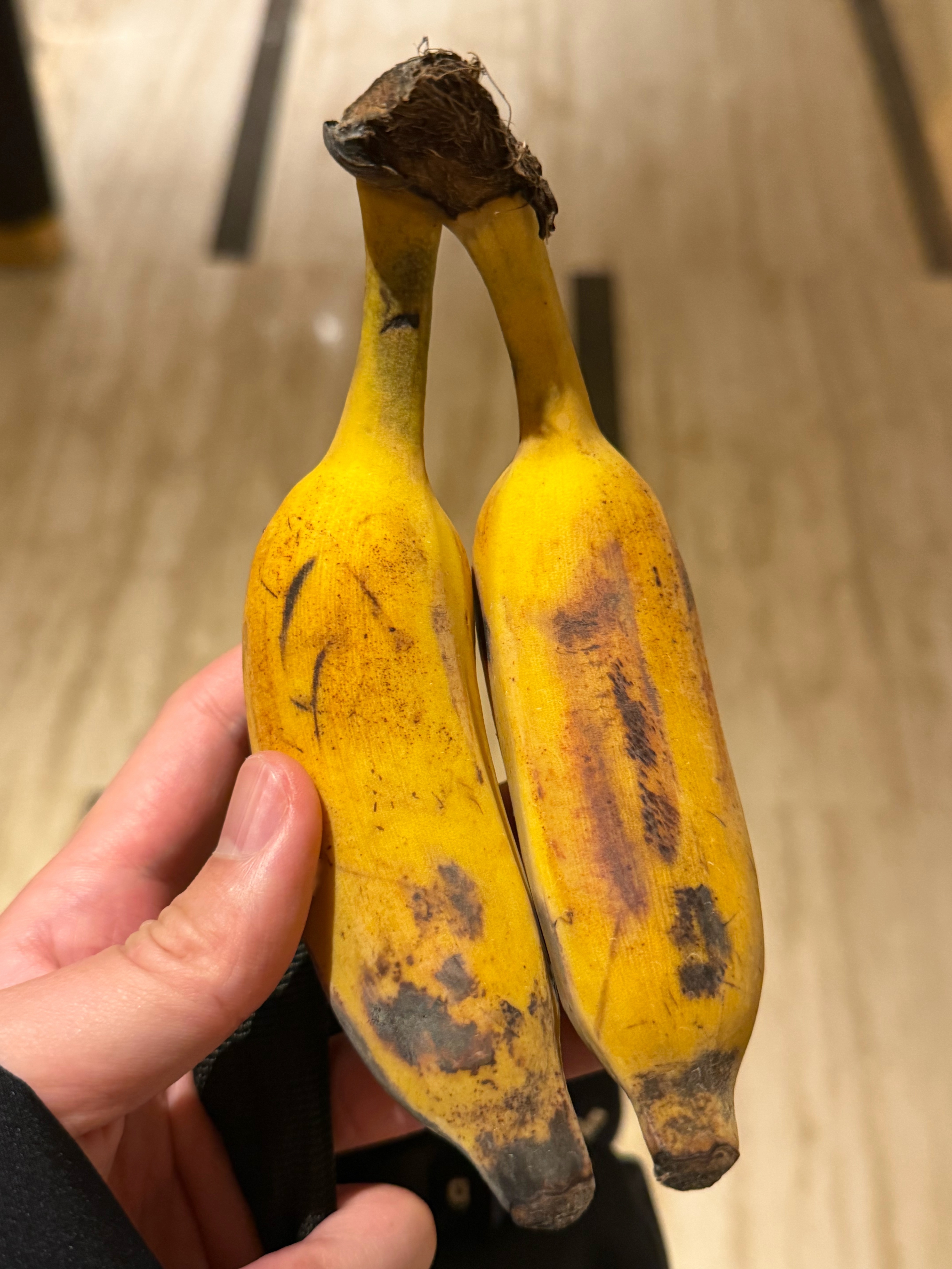 为什么泳池前台小妹儿总是在我还手牌的时候送我两根小香蕉