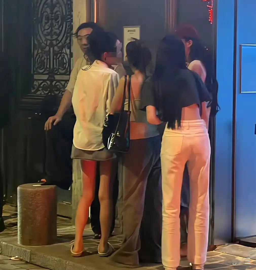 王思聪巴黎左拥右抱？懒懒香港晒四套纯欲穿搭，表明正牌女友身份