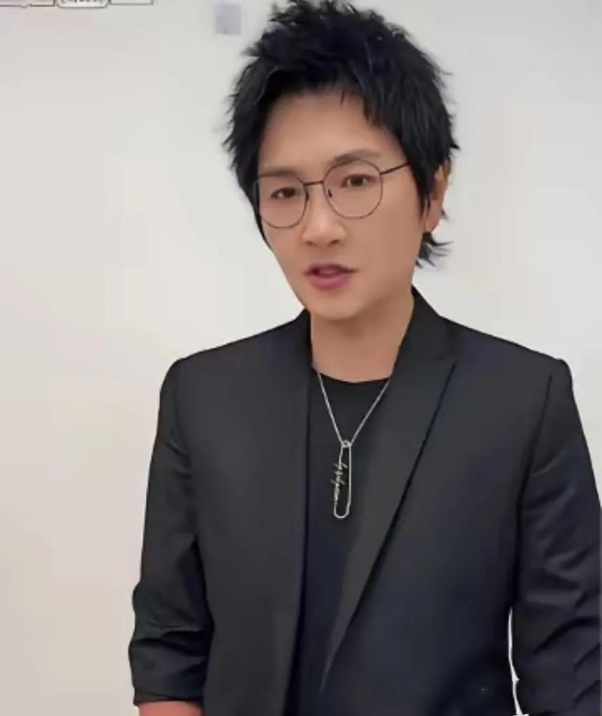47岁孙楠暴瘦现身，下巴尖成“锥子”，网友惊呼：还我那个圆润的楠哥！曾以《不见