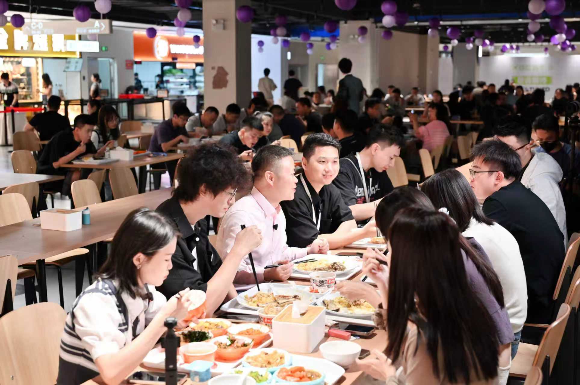 上大学羡慕人家大学食堂,上班了羡慕人家单位食堂….命运系弄大馋猪何小鹏称新总部食