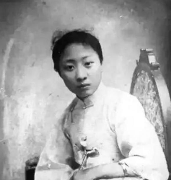 1925年，27岁露兰春伺候完57岁的黄金荣，便泛起恶心去洗手间干呕，擦完嘴巴，