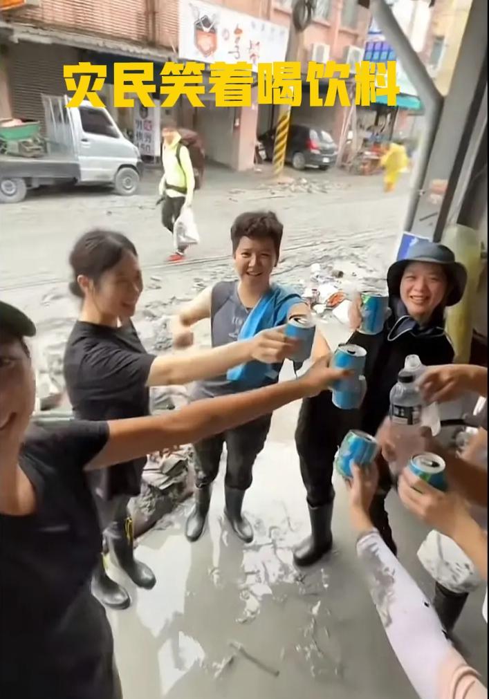 真佩服台湾人，灾难面前还在自我感动，甚至还在笑[捂脸哭]?台湾花莲灾民泡水啃面包，