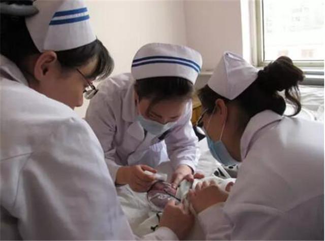 6个月的宝宝高烧40度, 只因奶奶为了省钱重复使用尿不湿