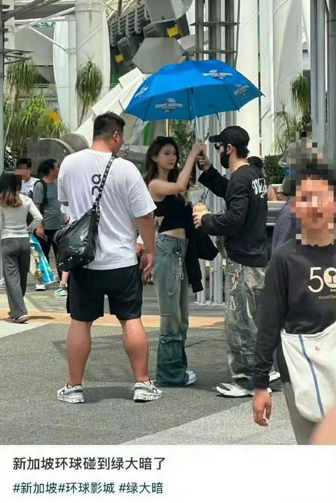 黄晓明与女子同游新加坡同样是去新加坡环球，baby陪同小海绵，黄晓明陪同美女…一