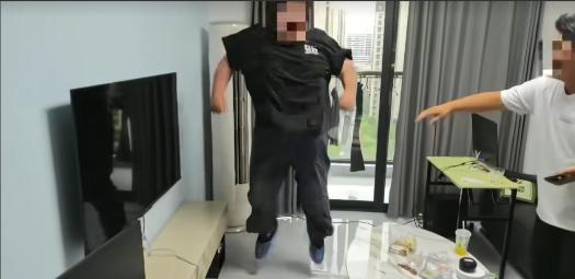 楼上噪音扰民还嚣张挑衅，小伙硬核反击，网友支招太真实了！长期被脚步声、拖拽东