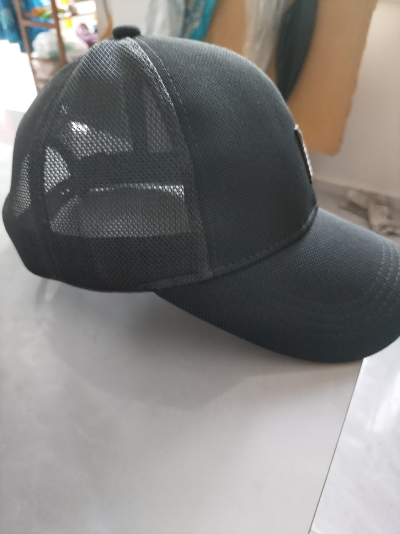 我出门必须戴帽子，这是我从年轻时一直到如今雷打不动的习惯。年轻时有少白头，是