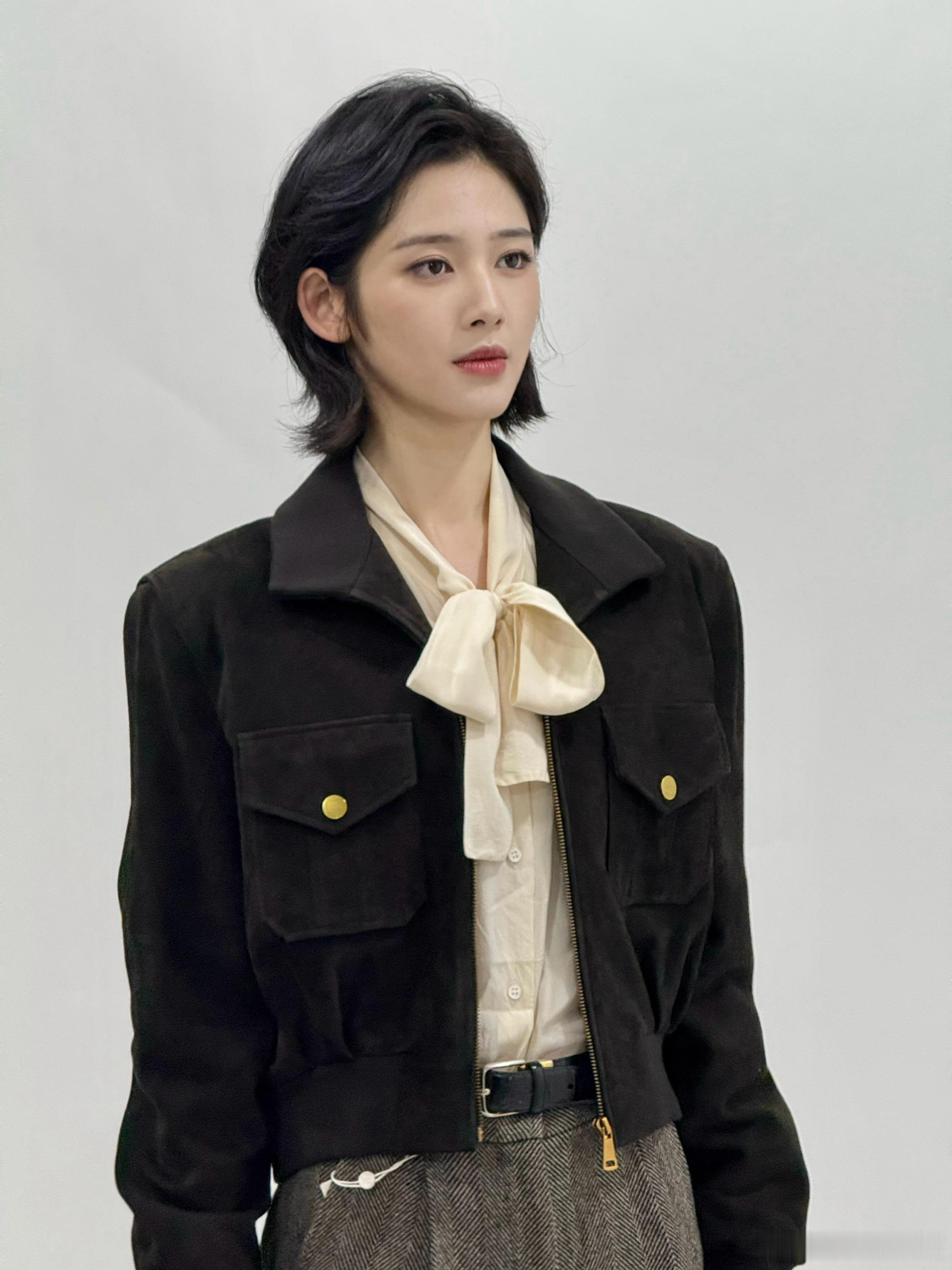 鹤秋长发妹短发姐鹤秋长发短发都精彩长发是温婉灵动的邻家妹妹，短发变英气利落的女