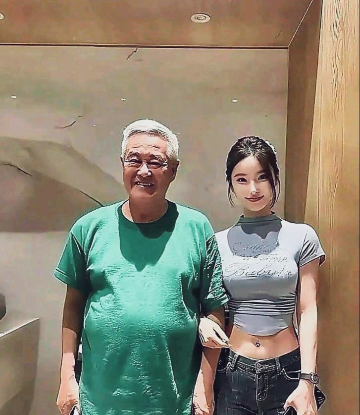 好家伙，赵本山都这么老了，满头银发！满脸褶子，穿着宽大的绿色体恤也遮不住那隆起的