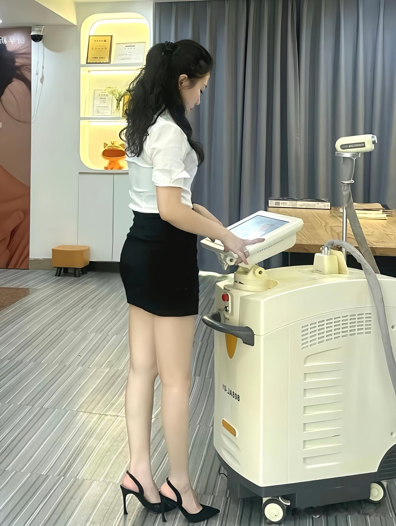 玉人轻抚仪器岁月静好如初