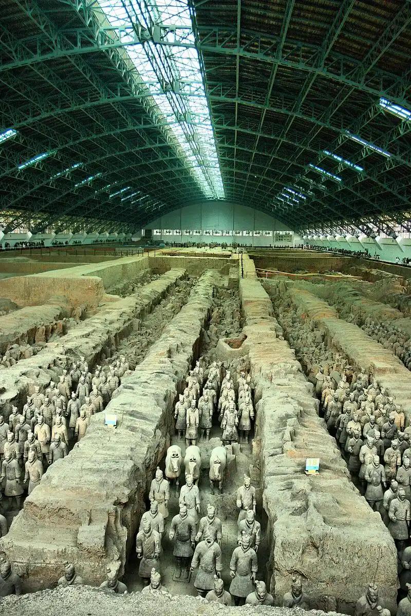其他帝王陵都快被挖了个遍，唯独埋了2000多年的秦始皇陵至今没人敢碰。 因为