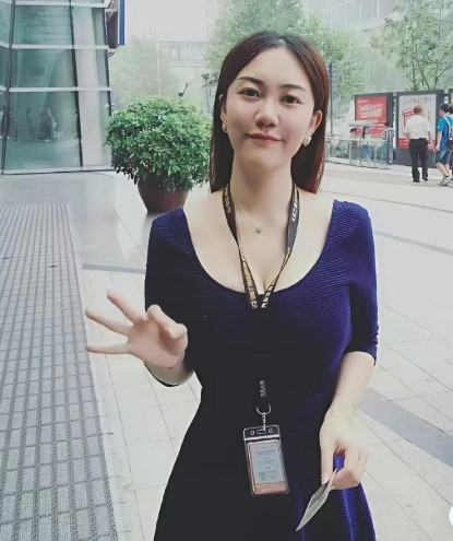 徐萌做主持人旧照曝光！原来徐萌不单是美丽的花瓶，她年轻的时候还是中央广播总台的