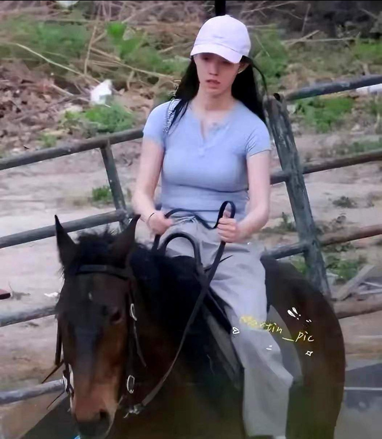 林允这身材，也太真实了吧！尤其是肚子上的游泳圈、简直像有孩子的女人一样！林允痛失
