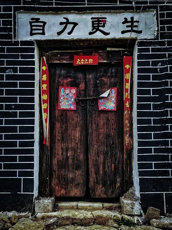 前三十年是一个什么样的时代。是一个独立自主，自力更生，艰苦卓绝的时代；一个人民当