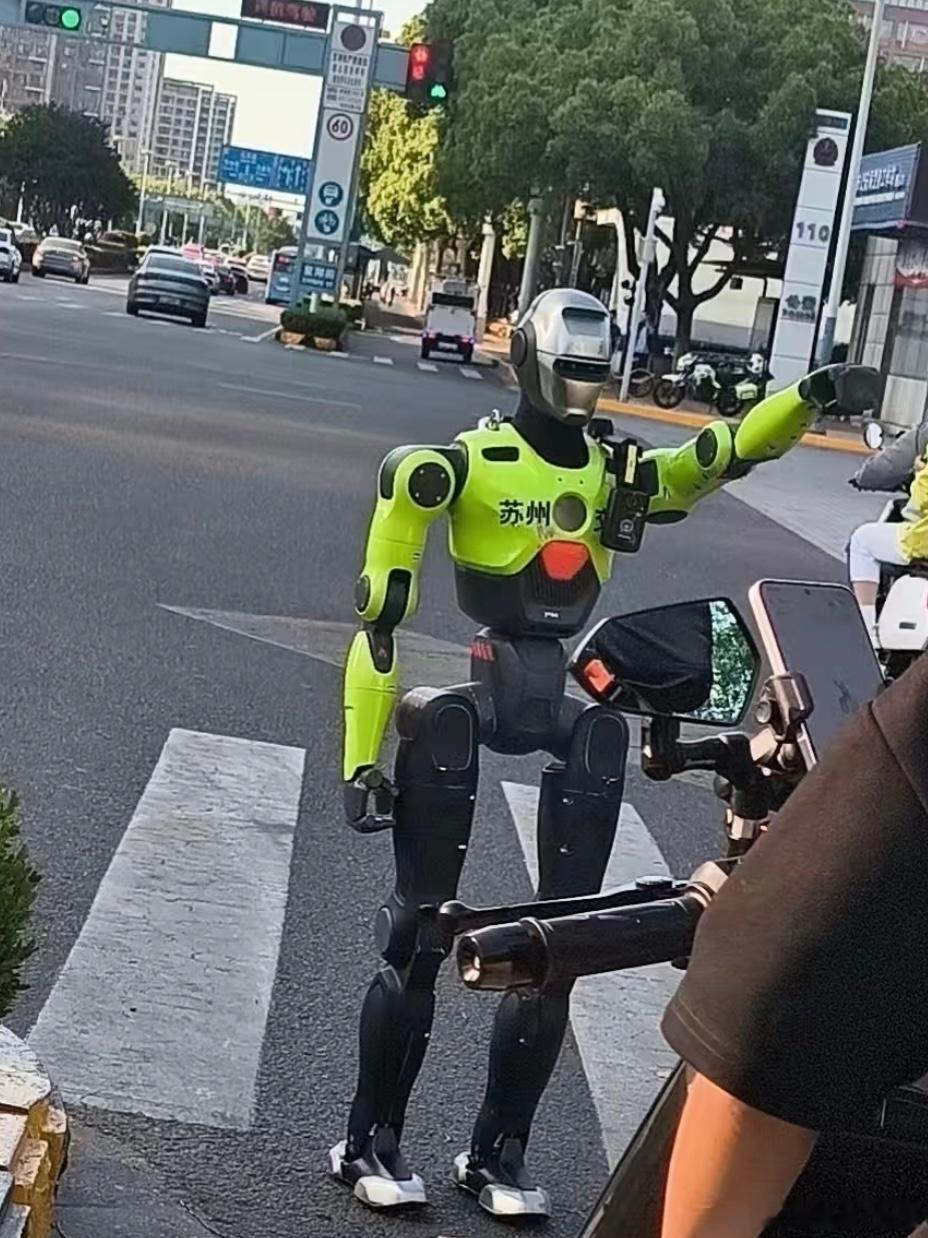 苏州周末开APEC会议的这两天交警机器人格外多咱就是说为外地来的领导展现高科