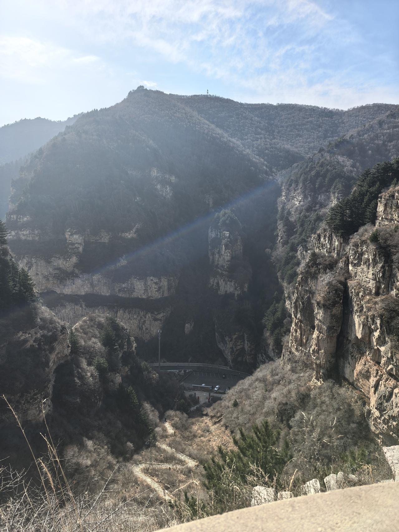 在代县除了雁门关、杨家祠堂，还有一个地方也很值得去，那就是白仁岩寺，深秋来过一次