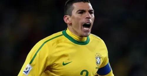 卢西奥，巴西历史最佳中后卫投票，他只排第三。2023年，50位巴西足球专家票选