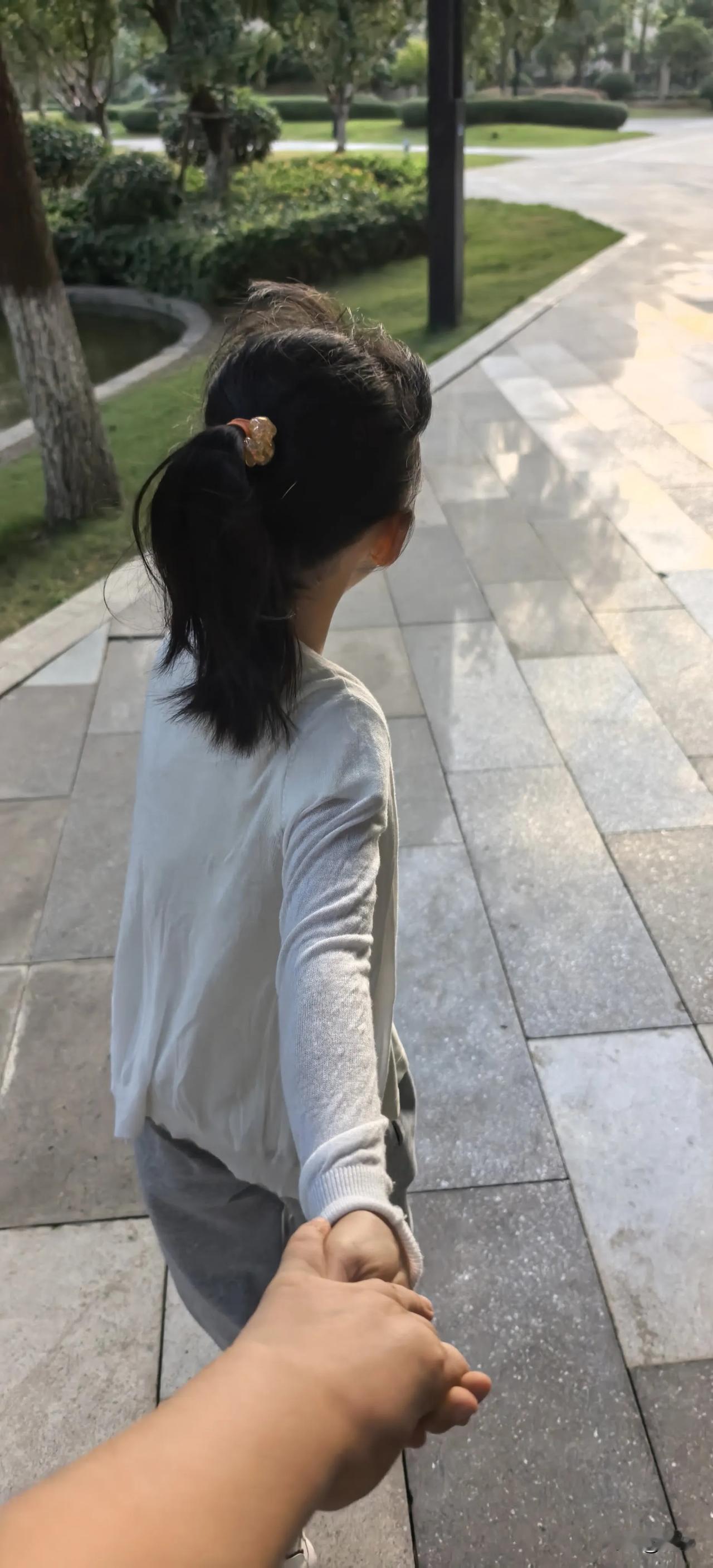 开学后的早晨我又做了什么呢05:55起床洗漱06:05叫小朋友起床穿衣服0