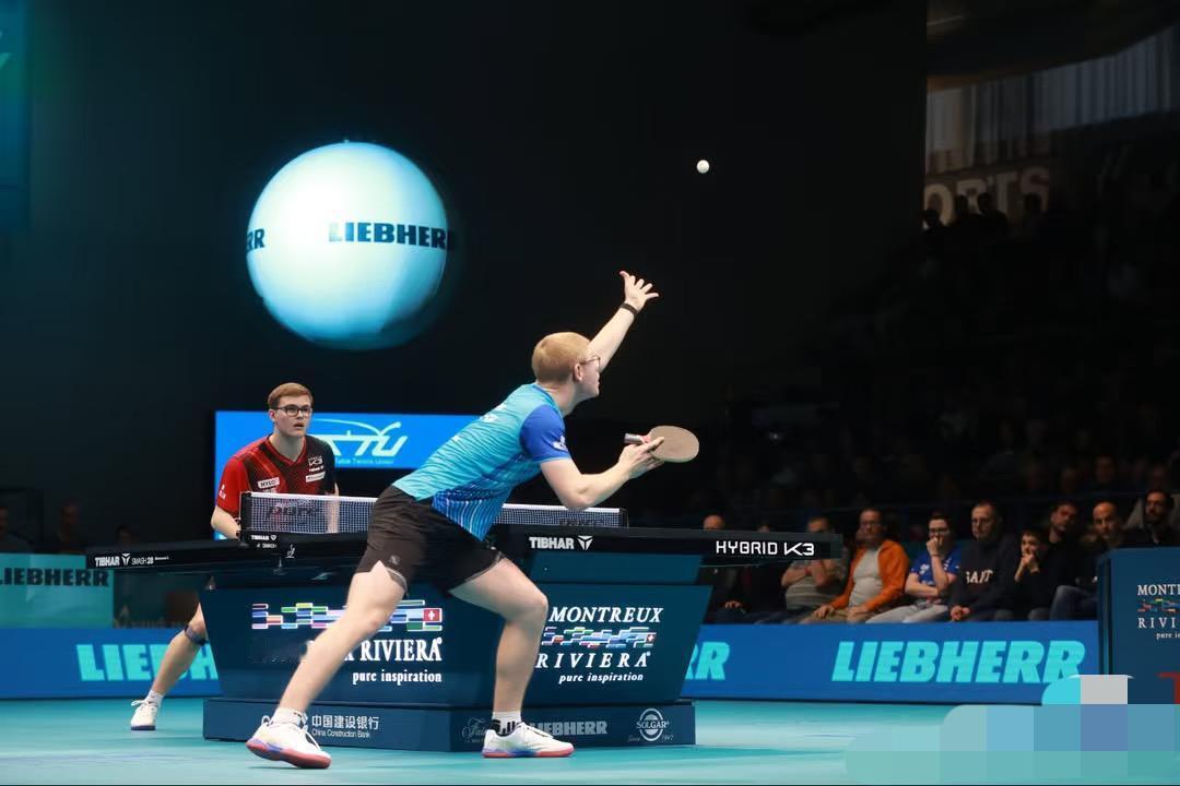 小勒布伦更新：祝贺欧洲杯冠军奖杯继续留在勒布伦家族！小勒布伦真可爱，对哥哥的