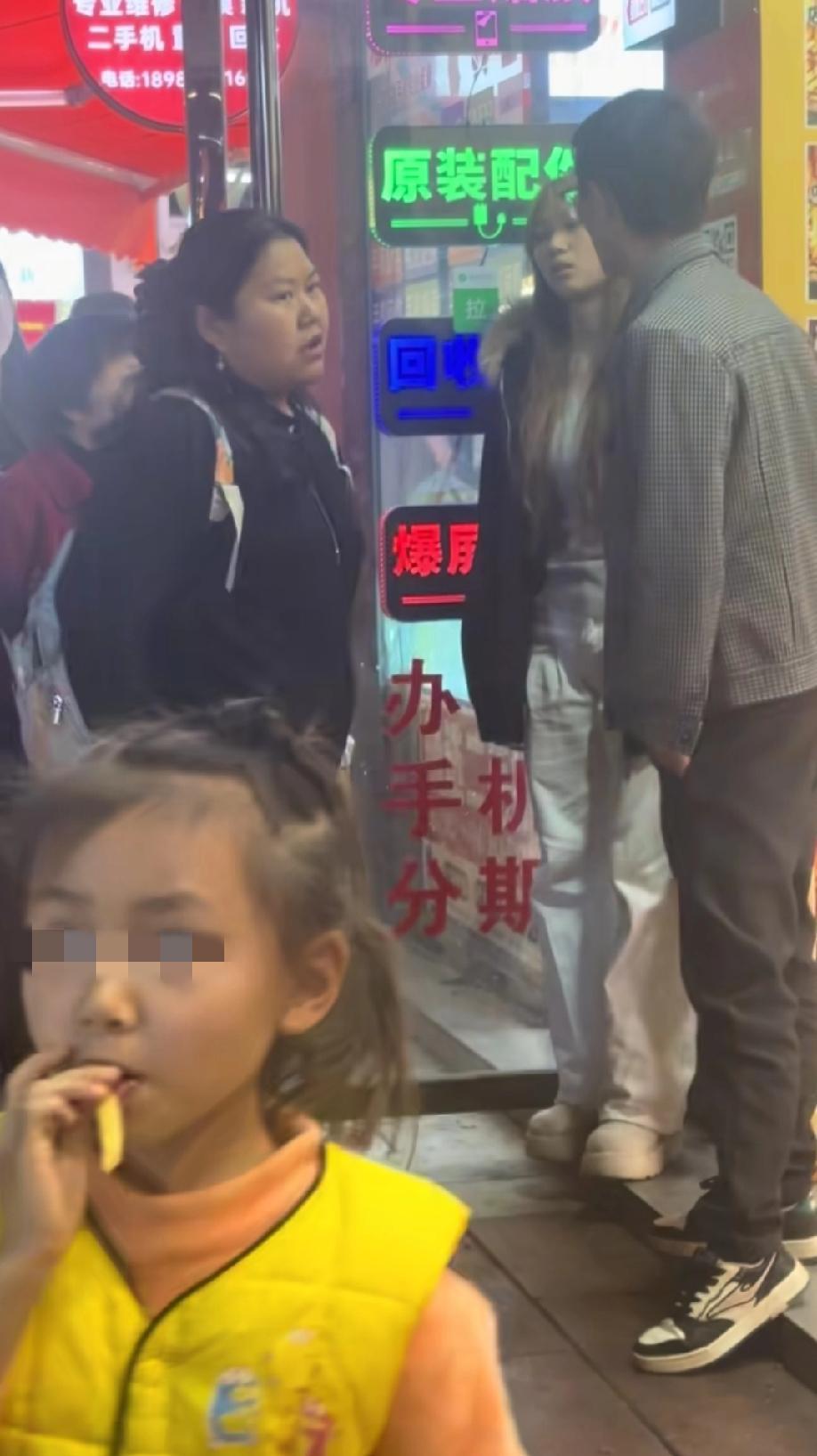 四川。网友发视频吐槽，女生在那边等苕皮，然后一个两三岁的小屁孩就拿瓶子砸她，那个